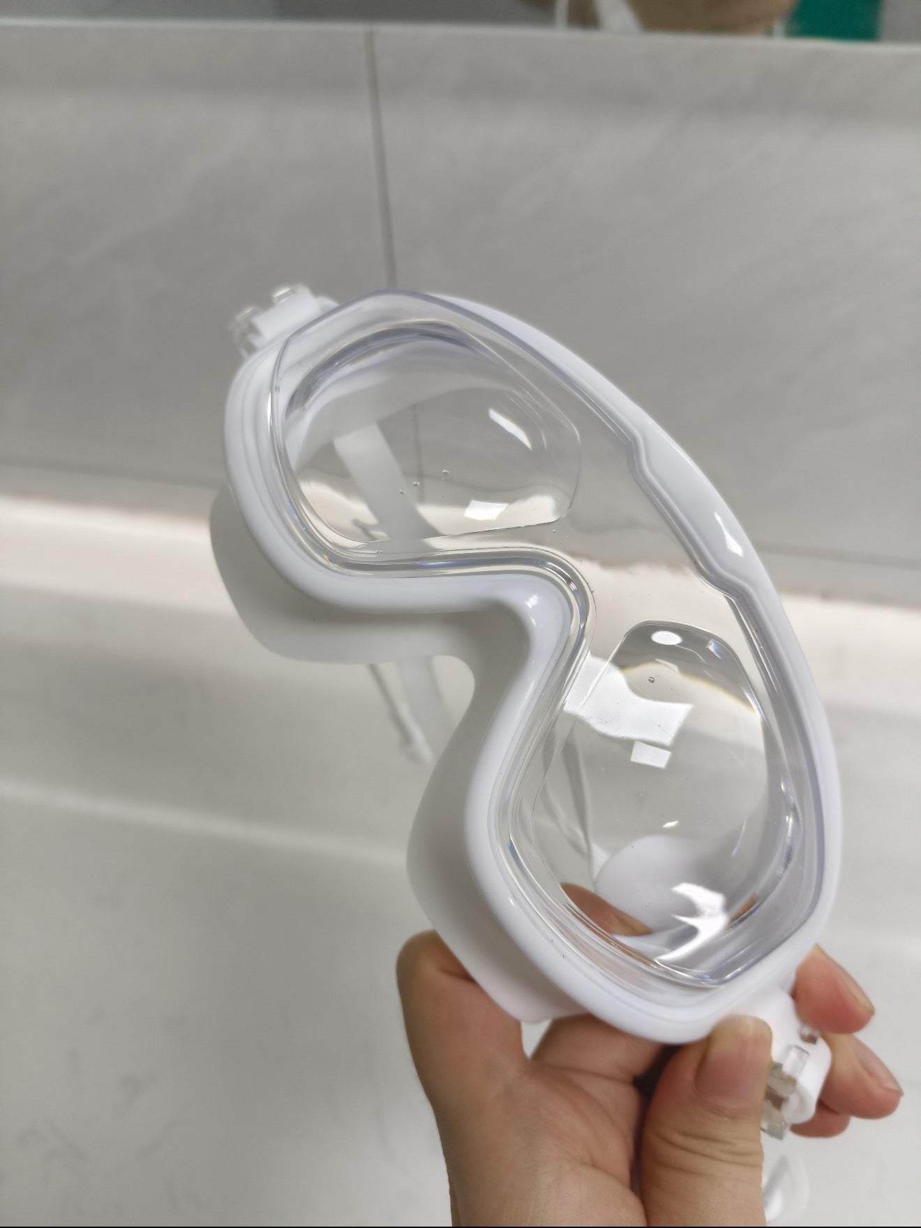 “Unisex swimming goggles”