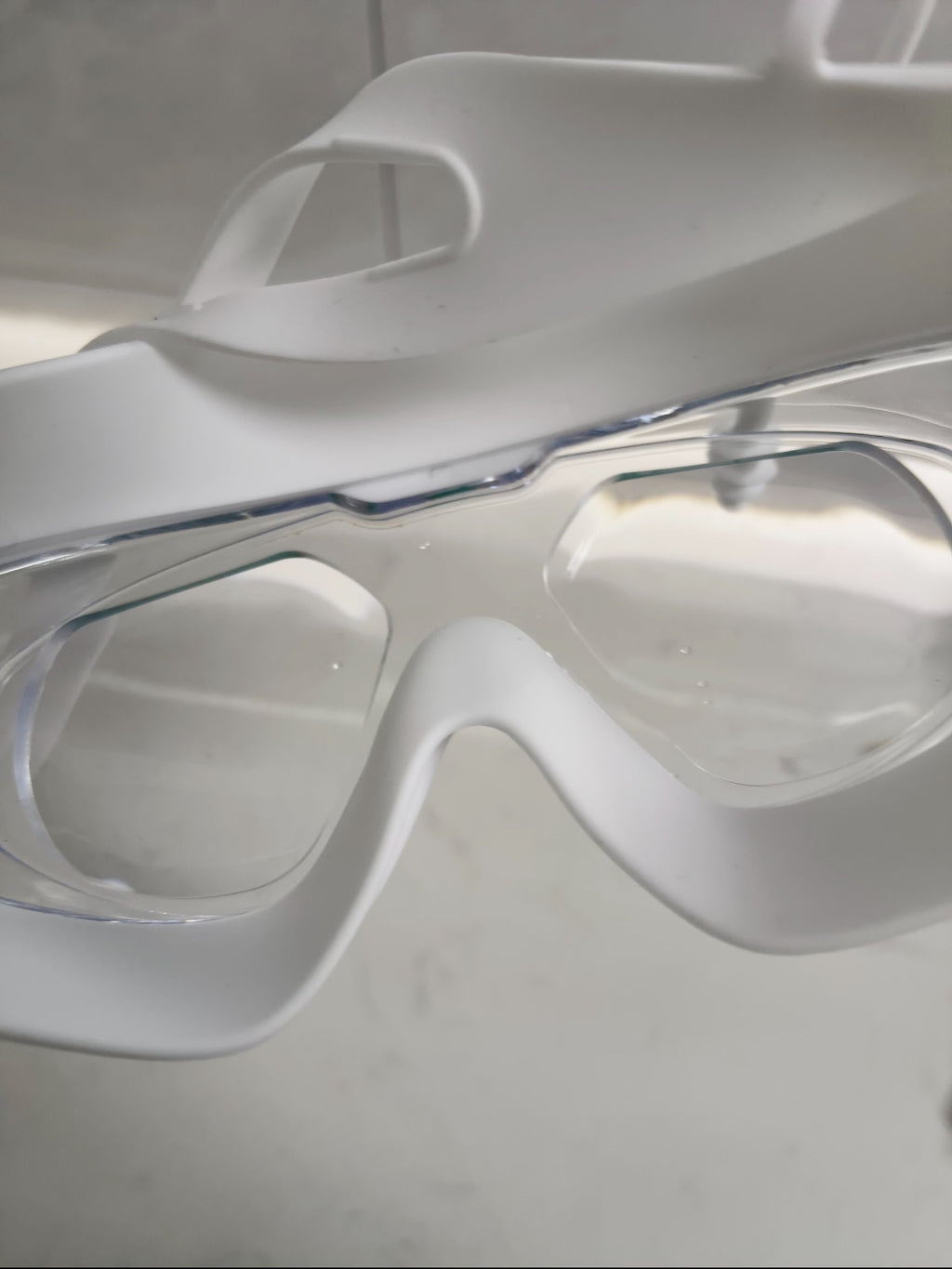 “Unisex swimming goggles”