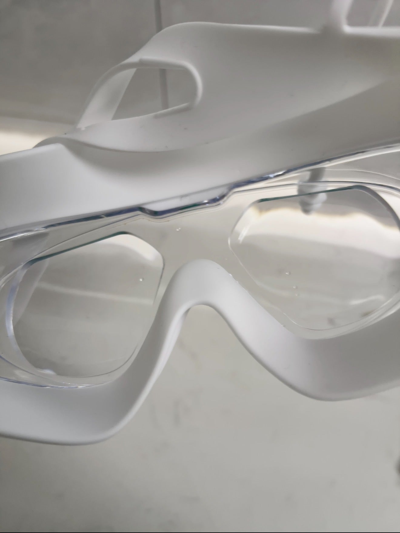 “Unisex swimming goggles”